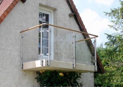 Garde-corps en verre et inox avec main courante bois sur balcon en porte-à-faux
