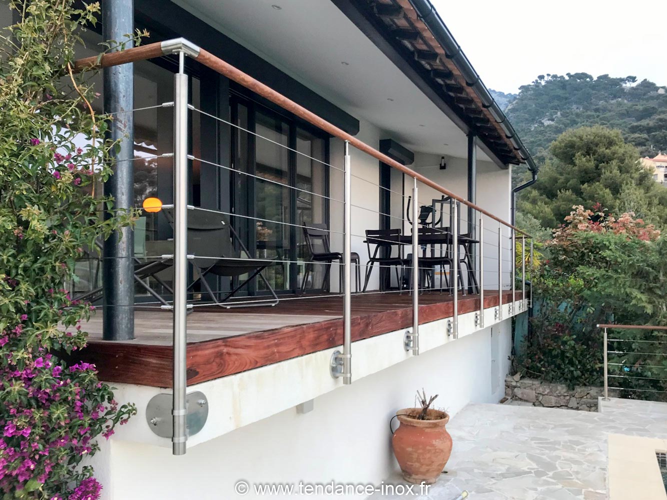 Garde-corps inox pour terrasses en béton.