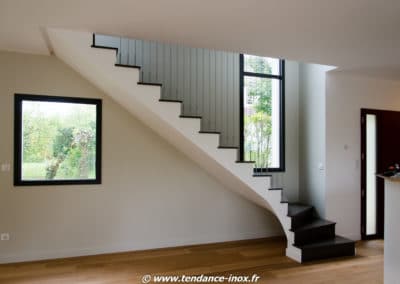 Élégant garde-corps à câbles inox verticaux dans un intérieur contemporain