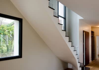 Sécurisation d'un escalier moderne avec un garde-corps inox câblé verticalement