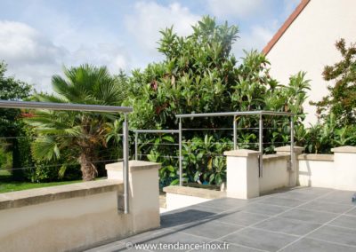 Garde-corps en inox sécurisé, escalier menant de la terrasse à la piscine