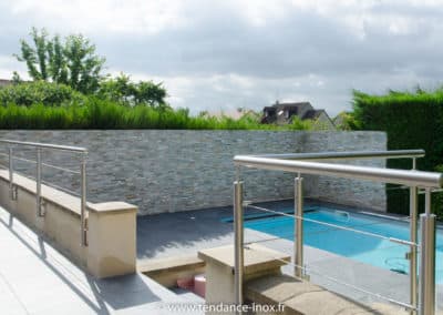 Garde-corps en inox sur muret sécurisant une piscine extérieure