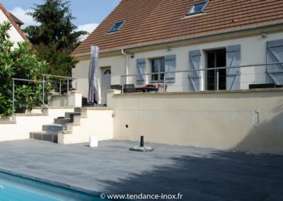 Garde-corps en inox sur muret protégeant une terrasse surélevée