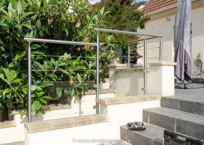 Garde-corps en inox sur muret avec escalier sécurisé menant à la terrasse