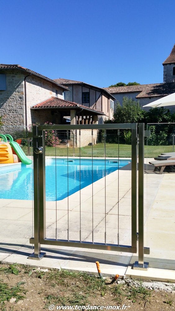 Portillon barrière de piscine sécurité enfant