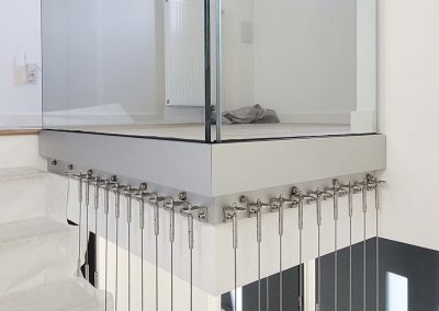 Garde-corps verre plein et câbles tendus verticaux